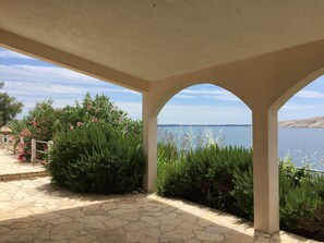 Property grounds - SUMMER RESIDENCE DIRECTLY AT THE SEA (Miškovići)