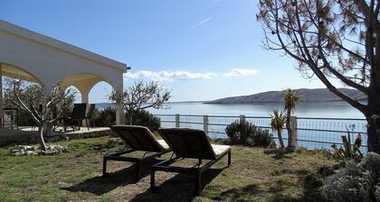 Casa de verano junto al mar con una vista fantástica.