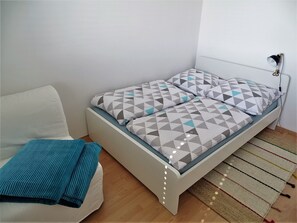3 bedrooms, desk, iron/ironing board, bed sheets