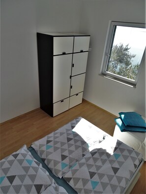 3 bedrooms, desk, iron/ironing board, bed sheets