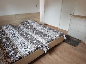 2 makuuhuonetta, silitysrauta/-lauta, Wi-Fi, vuodevaatteet