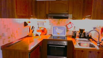 Fridge, oven, stovetop, coffee/tea maker