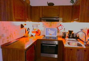Refrigerador, horno, parrilla de estufa y cafetera y tetera 