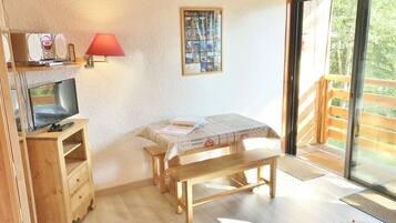 TV, DVD player, books, stereo