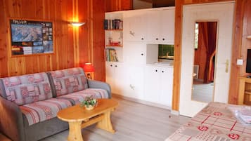 TV, DVD player, books, stereo