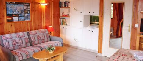 TV, DVD player, books, stereo