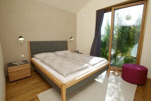 2 bedrooms, iron/ironing board, Internet