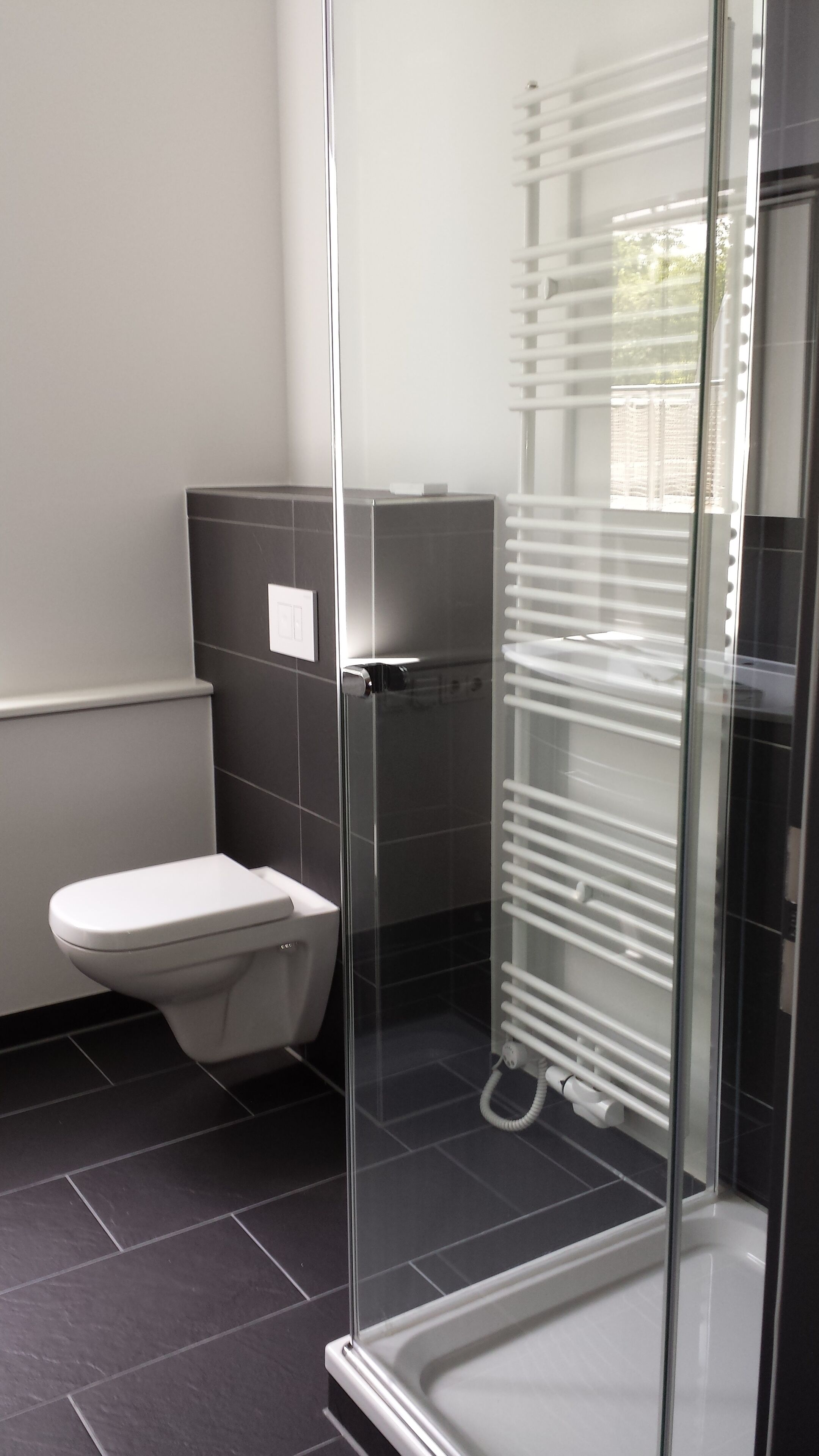 Een douche, een haardroger, handdoeken, zeep