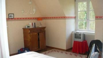 4 slaapkamers, een bureau, een strijkplank/strijkijzer, gratis wifi
