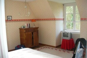 4 habitaciones, escritorio, tabla de planchar con plancha y wifi gratis 