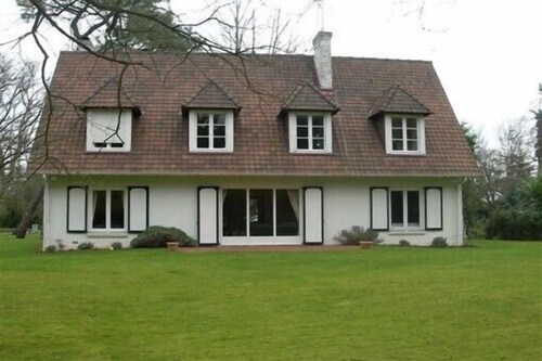 Jolie villa en foret plein sud calme dans un vaste jardin 