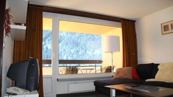 Télévision, baby-foot, table de tennis de table, livres