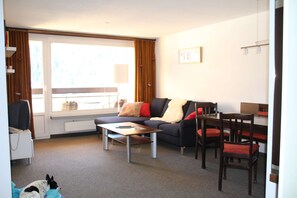 Téléviseur, table de baby-foot, table de ping-pong, livres