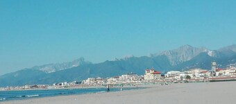 Rustico op een panoramische positie, terras met uitzicht op zee.