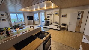 Fridge, microwave, oven, stovetop - Large new. 4 Room-apartment in Neubrandenburg (Ihlenfeld)