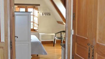 2 slaapkamers, een bureau, een strijkplank/strijkijzer, gratis wifi