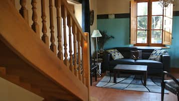 Televisor, taula de tennis de taula i llibres