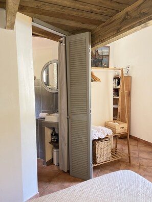 1 bedroom, iron/ironing board, travel crib, bed sheets - Caseddu charming, small typical Corsican sheep (Sartène)