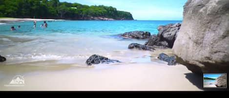 Plage à proximité, chaises longues