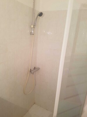 Een douche, een haardroger, handdoeken, toiletpapier