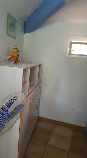 Interior - LES PALMIERS: Beautiful, peaceful setting in a Camargue hamlet  (Arles)