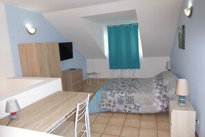 1 bedroom, desk, internet, bed sheets