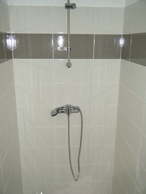 Shower - House with garden, calm, sea and view of the Ospédale massif (Sainte Lucie Porto Vecchio)