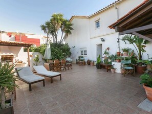 Outdoor dining - Matias Terrace House (Lourinhã)