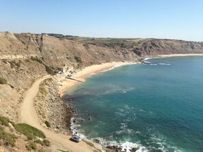 A coastal road with a beach and cliffs. - Matias Terrace House (Lourinhã)