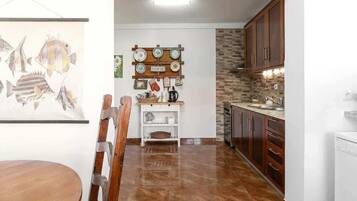 Coffee/tea maker, fridge, microwave, oven