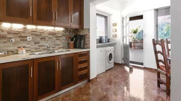 Coffee/tea maker, fridge, microwave, oven