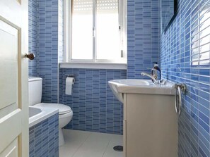 Bathtub, hair dryer - Matias Terrace House (Lourinhã)