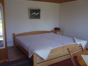 1 dormitorio, tabla de planchar con plancha, wifi y ropa de cama