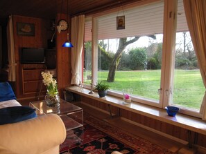 Fernseher, DVD-Player, Bücher, Stereoanlage