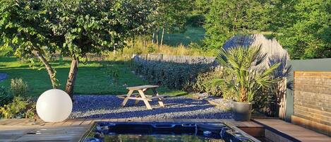 Outdoor spa tub