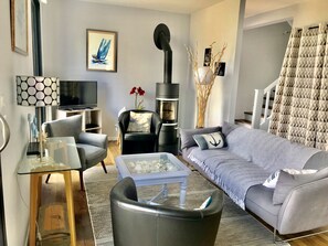 TV, caminetto, libri