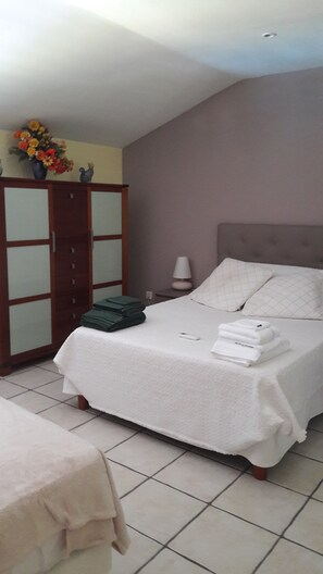 2 室のベッドルーム、デスク、アイロン / アイロン台、WiFi