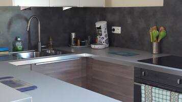 Geladeira, micro-ondas, fogão, cooktop