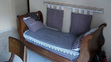 2 bedrooms, iron/ironing board, WiFi, bed sheets