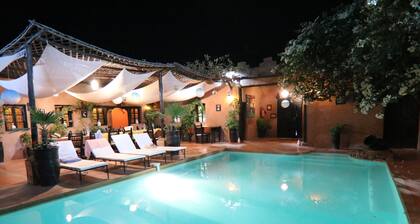 Riad de charme tout confort avec piscine sans vis à vis et grand jardin arboré.