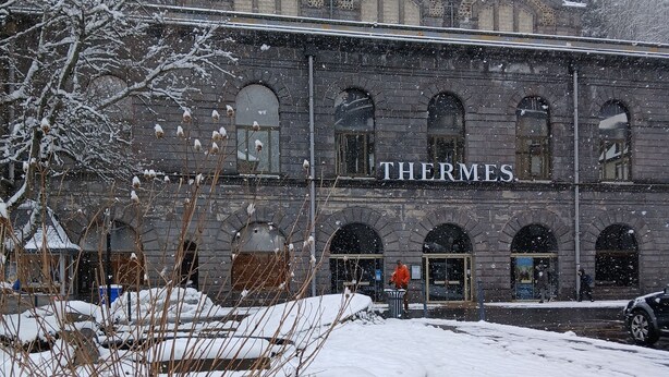 Historiallinen rakennus, jonka nimikyltissä lukee selvästi ”THERMES”.