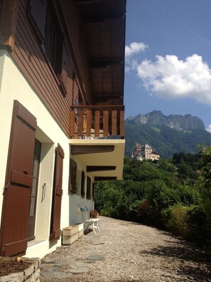 Exterior - Charming chalet with magnificent views of the castle, mountains and Lake Annecy. (Menthon-Saint-Bernard)