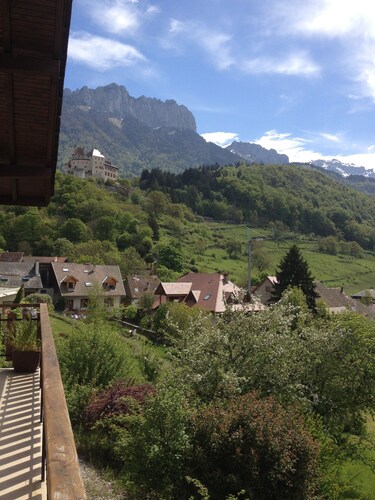 Charming chalet with magnificent views of the castle, mountains and Lake Annecy.