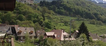 Charming chalet with magnificent views of the castle, mountains and Lake Annecy.