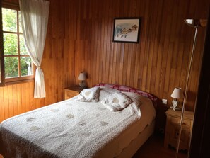 4 bedrooms, desk, iron/ironing board, travel crib