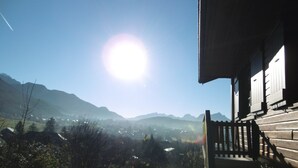 Vista de la montaña con una escalera de madera que lleva a un edificio con balcón.
