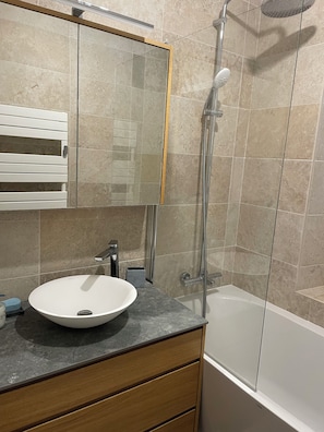 Badewanne, Haartrockner, Bidet