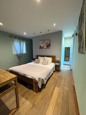 5 عدّة غرف نوم ومكواة/لوح كي وواي فاي وملاءات أسرّة