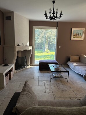 TV, fireplace, video games, DVD player - Charming house with heated swimming pool, in a quiet, unoverlooked location. (Saint-Rémy-De-Provence)