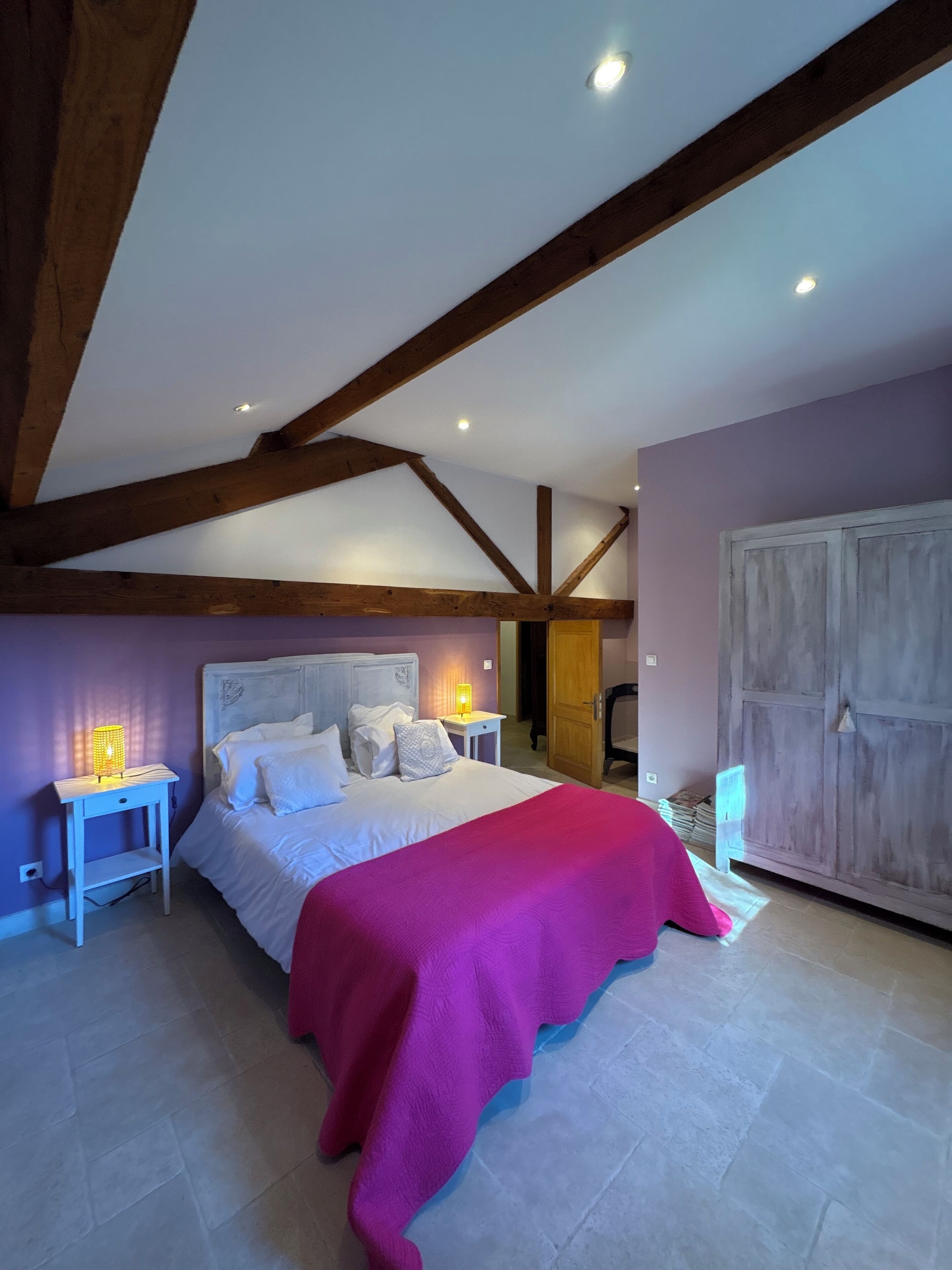 5 chambres, fer et planche à repasser, Wi-Fi, draps fournis